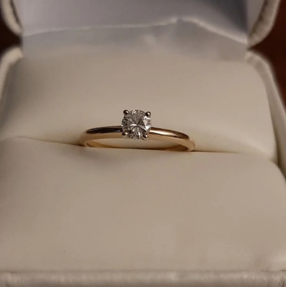 10kt 1/5cttw Diamond Engagement Ring